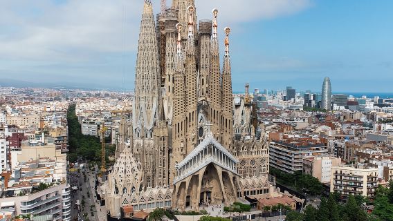 คอมโบ: ทัวร์ชม Sagrada Familia และ Park Guell แบบไม่ต้องต่อคิว