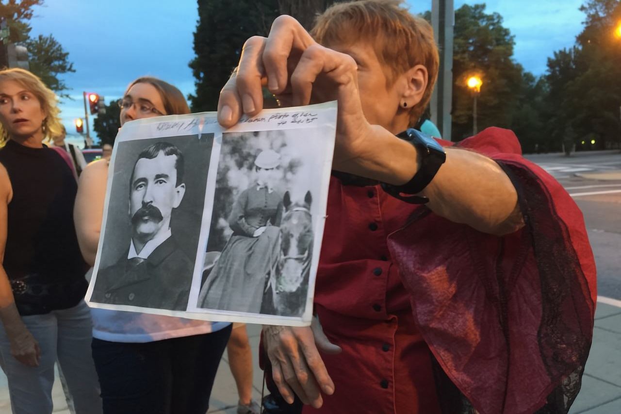 Tour notturno a piedi nella Nashville infestata con guida in costume