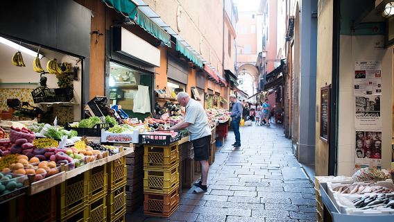Market tour, cooking class and lunch or dinner at a Cesarina's home in Bologna