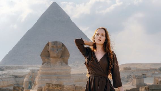 Cairo Pyramids, Sphinx, Museum & Bazaar Tour with Female Guide