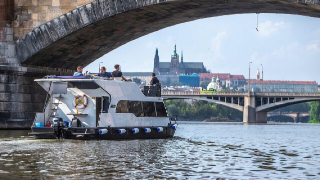Crociera Privata in Barca di 3 Ore a Praga con Birra o Prosecco Illimitati