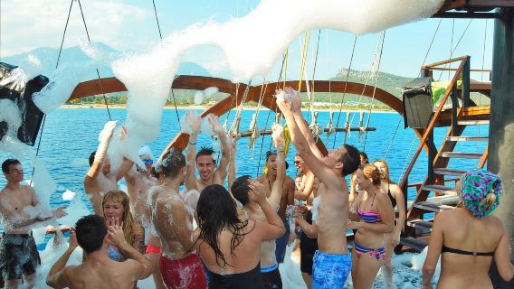 Alanya: Mega nave pirata di lusso con pranzo, bevande e trasferimento