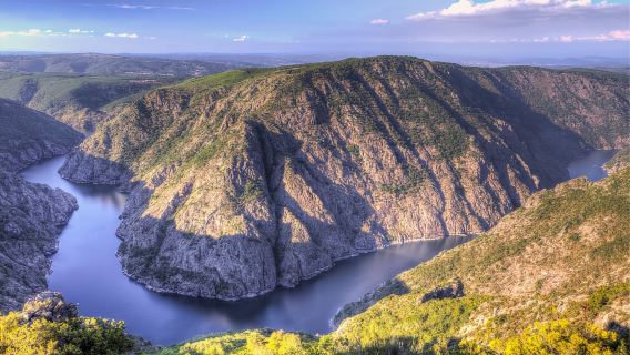 Dari Santiago: Ribeira Sacra Sejarah & Perjalanan Seni dengan Pelayaran