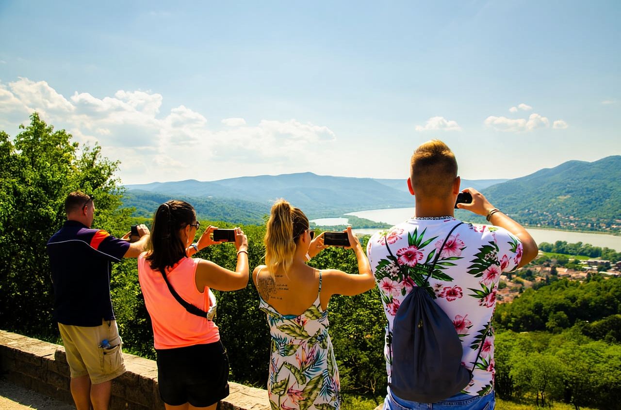 Từ Budapest: Tour tham quan khúc quanh sông Danube trọn ngày kèm bữa trưa