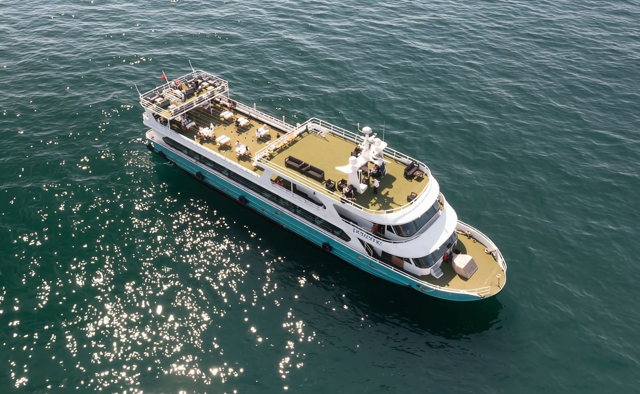 Istanbul: Bosphorus Sunset Cruise with Drinks & Snack