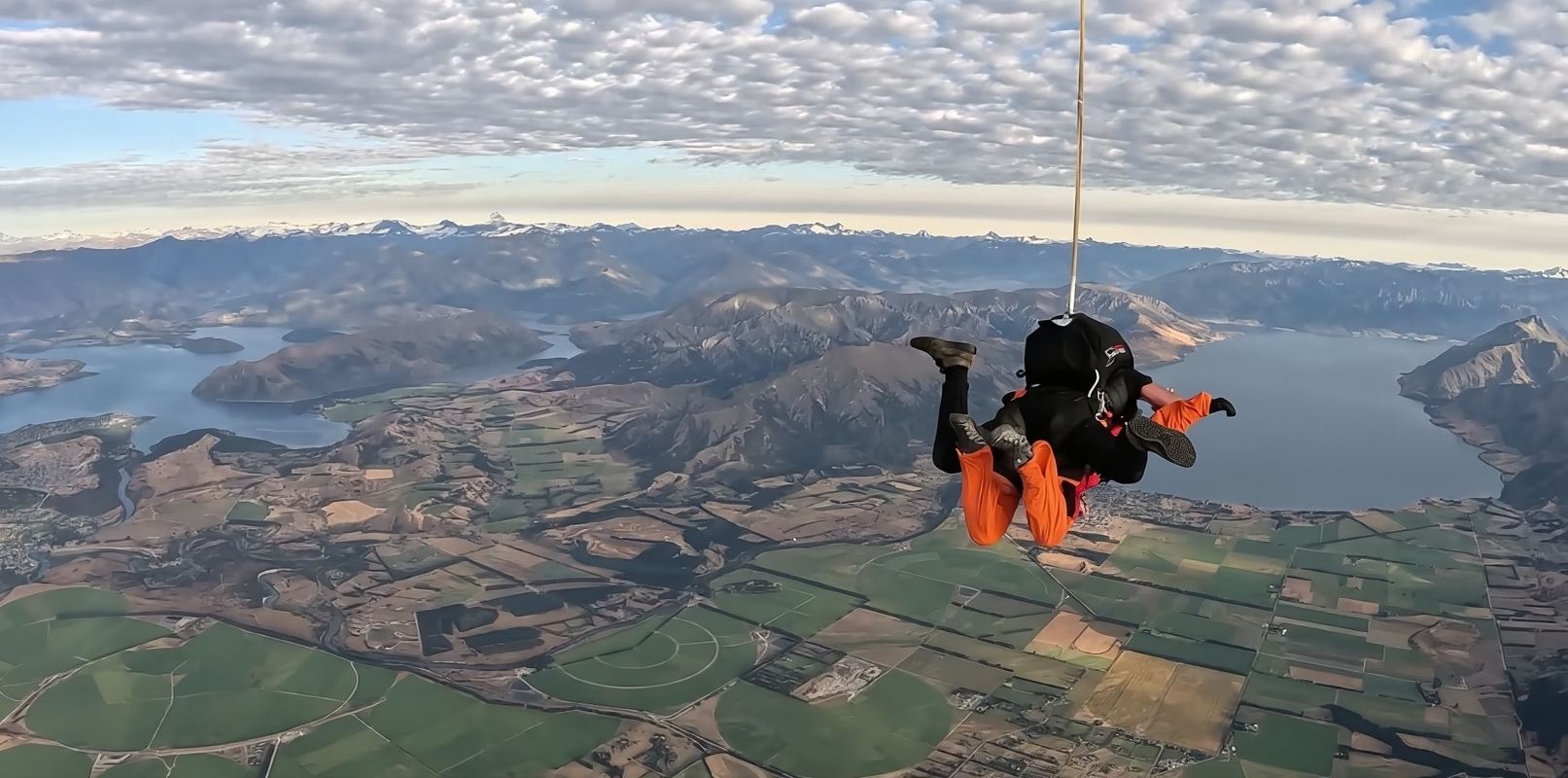 Salto en paracaídas en el Monte Cook de Nueva Zelanda desde alturas opcionales de 16.500/13.000/10.000 pies. Disfruta de vistas panorámicas de montañas nevadas y lagos mientras experimentas la emoción de la caída libre.