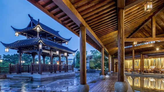 Paquete de entrada y alojamiento en el Resort de Aguas Termales Imperiales de Zhuhai / Posada Yunlai / Changsheng Zhuangjia, con opción de buffet en el templo para parejas, tríos o grupos.