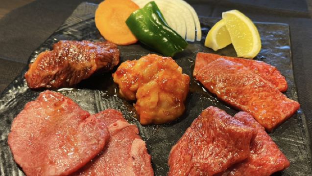 【炭火焼肉・ホルモン焼 幸永 新宿職安通り店】幸永人気の5品盛り合わせ
