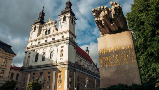 Da Bratislava: Escursione di mezza giornata a Trnava con biglietti del treno