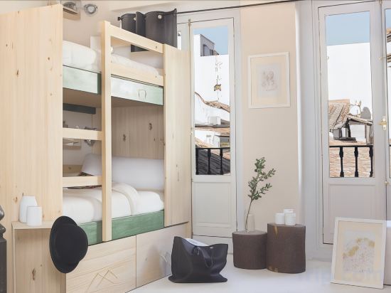 The Hat Madrid Room Type - Bed in 6 Beds Female Dormitory with Private Bathroom