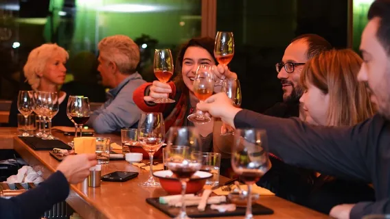 Tour gastronomico semi-privato pomeridiano di Atene con degustazione di vini PREMIUM