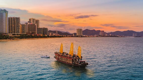 Круиз с коктейлями и ужином на закате в Нячанге