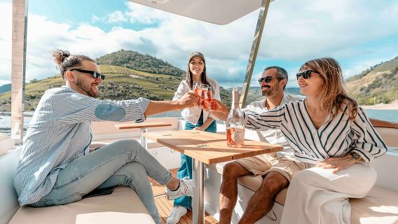 Pinhão: Electric Boat Experience 1h - Taste of Two Wines
