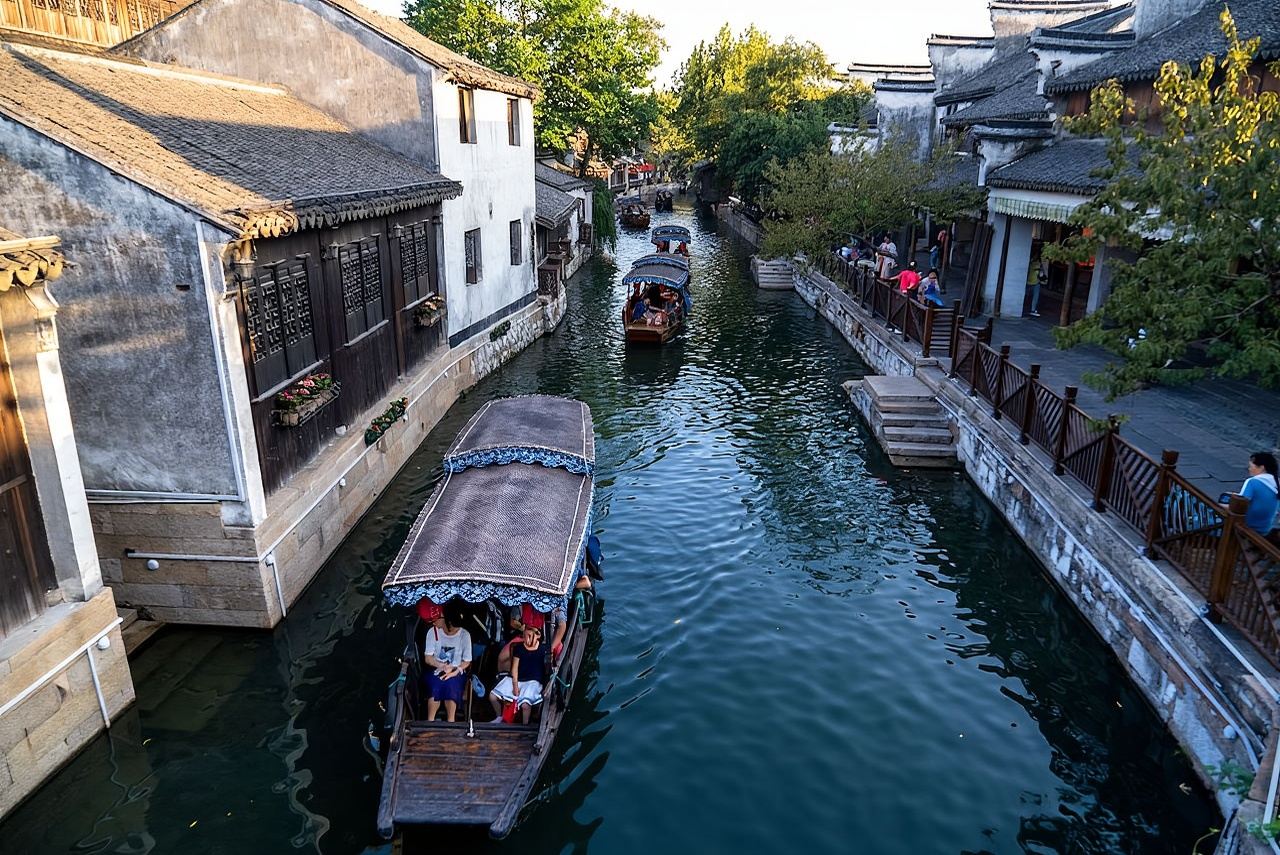 Eatwith Momen Bersama - Shanghai - Pasangan Suami Istri Shanghai Menyediakan Antar Jemput! Ajak Anda Menikmati Perjalanan Nyaman di Kota Tua Nanxiang dan Mencicipi Makanan Khas Kota Tua yang Autentik!