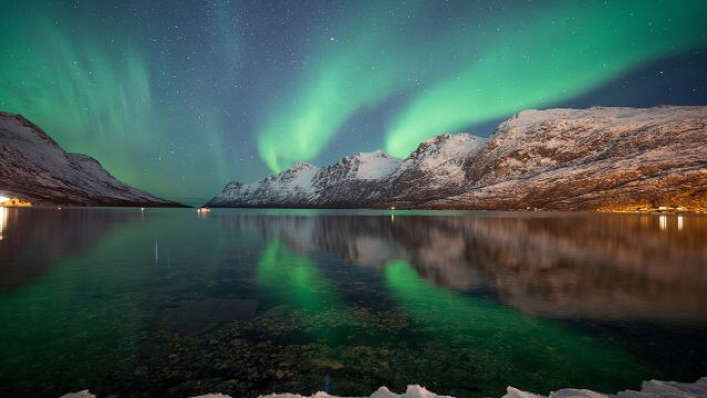 Tromso Aurora Chase by Minibus with Thermal Suit, Snack and Photo