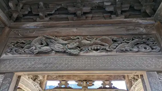 金沢発:白川郷、五箇山、木彫りの芸術