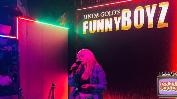 Cena de domingo con un asado conmovedor con drag queens