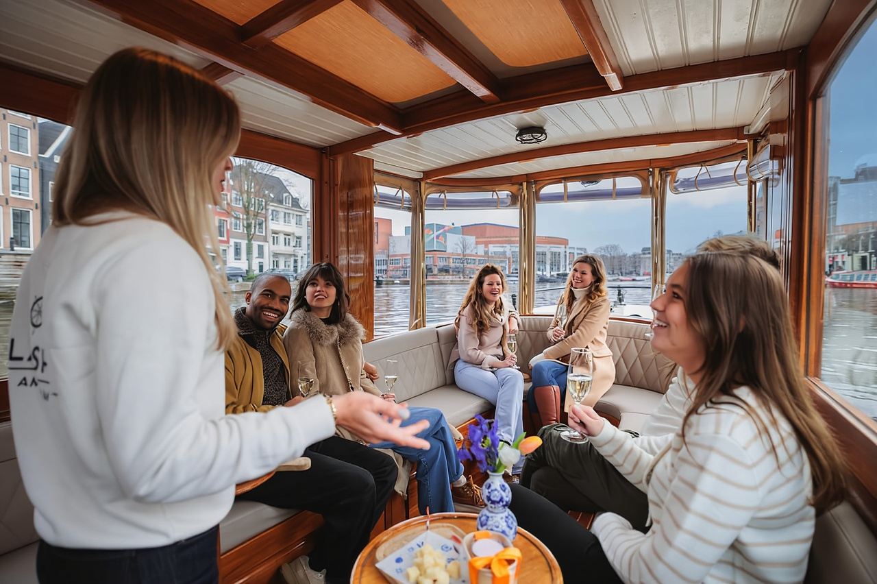 Amsterdam: Canal Cruise with Bubbles & Bites