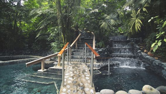 La Fortuna: Pase de un día para las aguas termales del bosque lluvioso de Ecotermales
