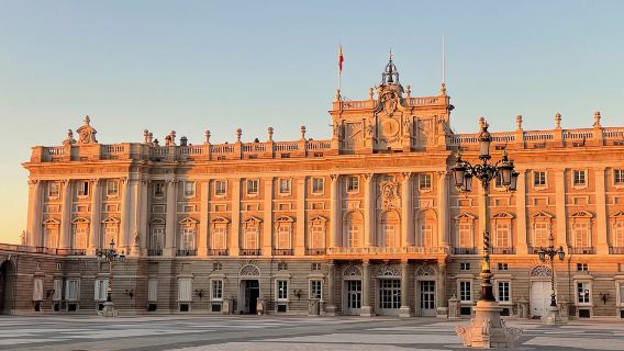Madrid: Recorrido a pie por la ciudad y acceso sin colas al Palacio Real