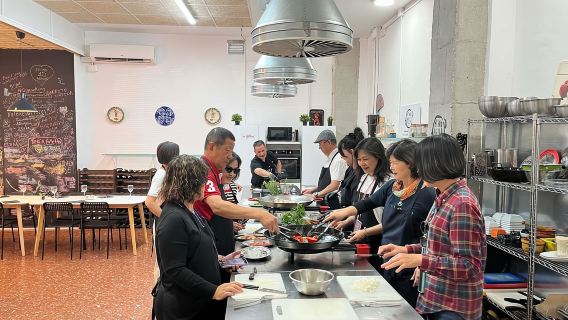 Valencia: Evening Guided Paella Workshop, Tapas, and Drinks
