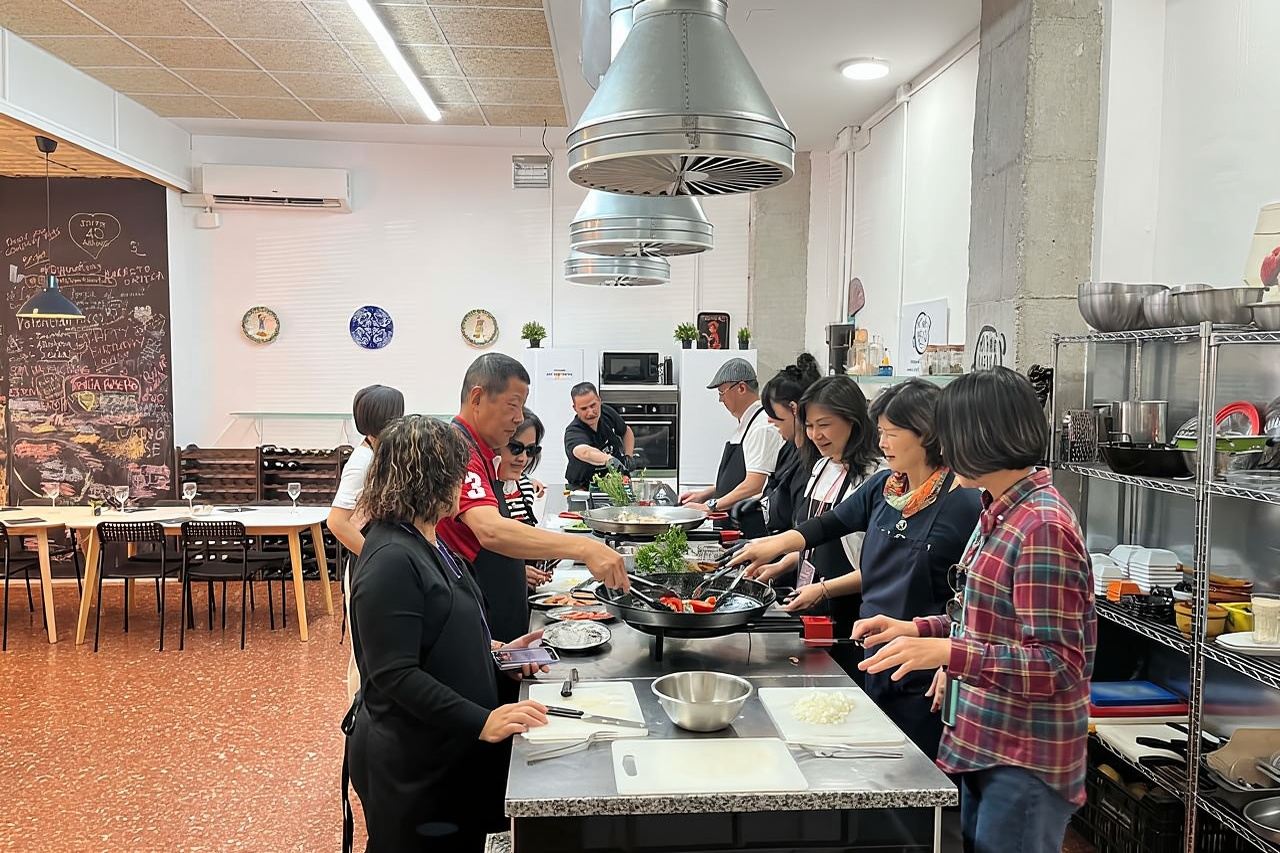 Valencia: Evening Guided Paella Workshop, Tapas, and Drinks