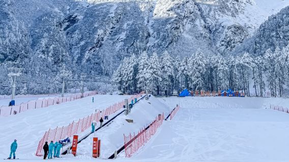成都到汶川羌人谷滑雪場一日遊【專業雪場+霧凇賞雪】