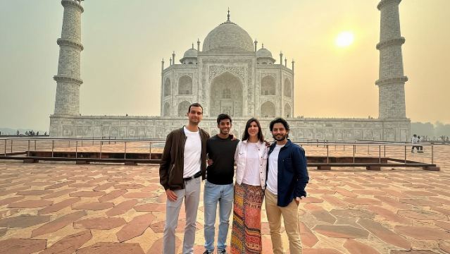 Agra: Visita guiada al Taj Mahal y al Mausoleo con acceso preferente