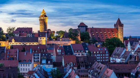 Trung tâm triển lãm Nuremberg + Lâu đài Nürnberg + Bảo tàng đồ chơi Nuremberg + tour 1 ngày Đài phun nước Schöner Brunnen