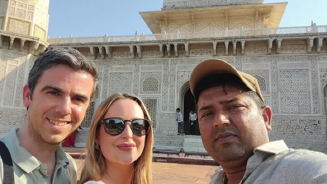 Taj mahal Agra - Skip the line entry with Licensed Tour Guide