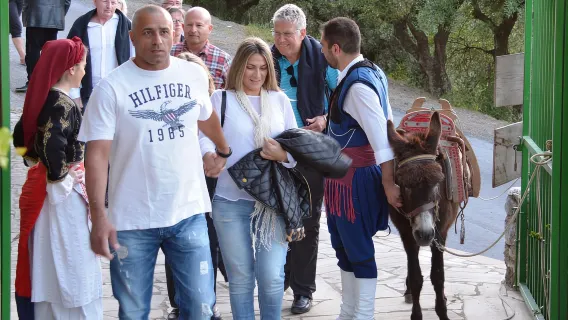 Creta: spettacolo di danza tradizionale e cena a buffet con vino