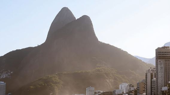 Rio de Janeiro: Dois Irmaos Hike & Favela Tour