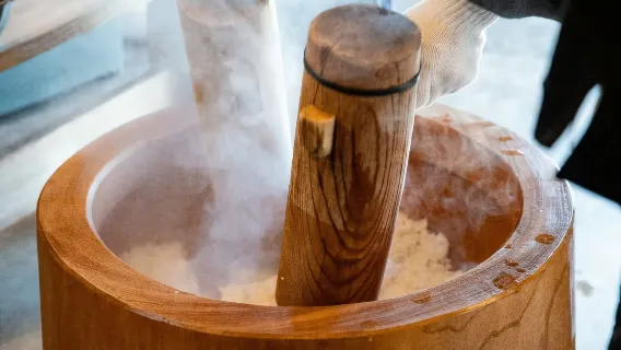 ¡Experimenta la elaboración auténtica de mochi con mortero y mazo en la Casa de Té Fukui Hometown y disfrútalo al máximo!