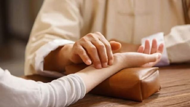 Magical Traditional Chinese Medicine + Qing He Fang and Southern Song Imperial Street Ancient Alley Citywalk Half-Day Tour