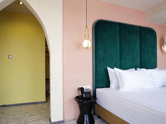 4 Monkeys Hotel - Tap to explore photos