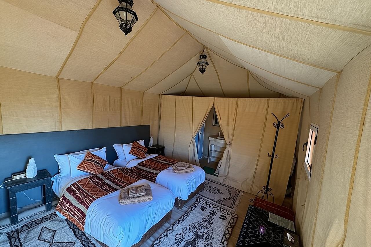 Luxuscamp in der Merzouga-Wüste mit Kamelreiten und Geländewagen (4x4)