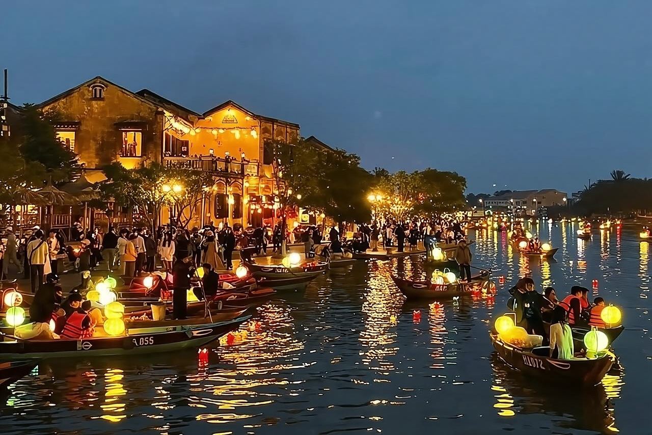 Mercato notturno di Hoi An con tour a piedi di Hoi An, lanterne colorate, giro in barca