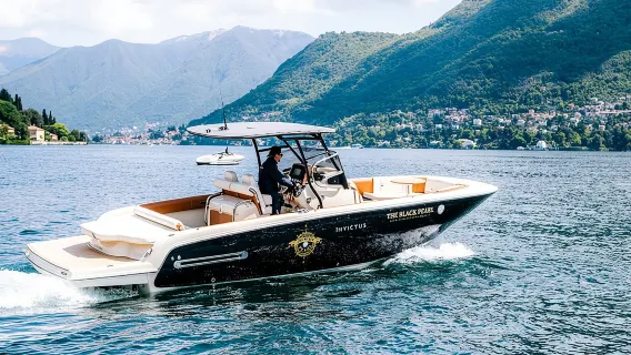 Croisière privée d'1h sur le lac de Côme à bord du yacht Invictus (6 personnes)