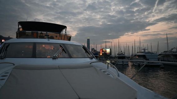 【香港ヨットレンタル】70フィート英国輸入Sunseeker高級ヨットチャーター(5~30名)【KTV+白ワイン+シャンパン+直立ボード+スイカフロート】