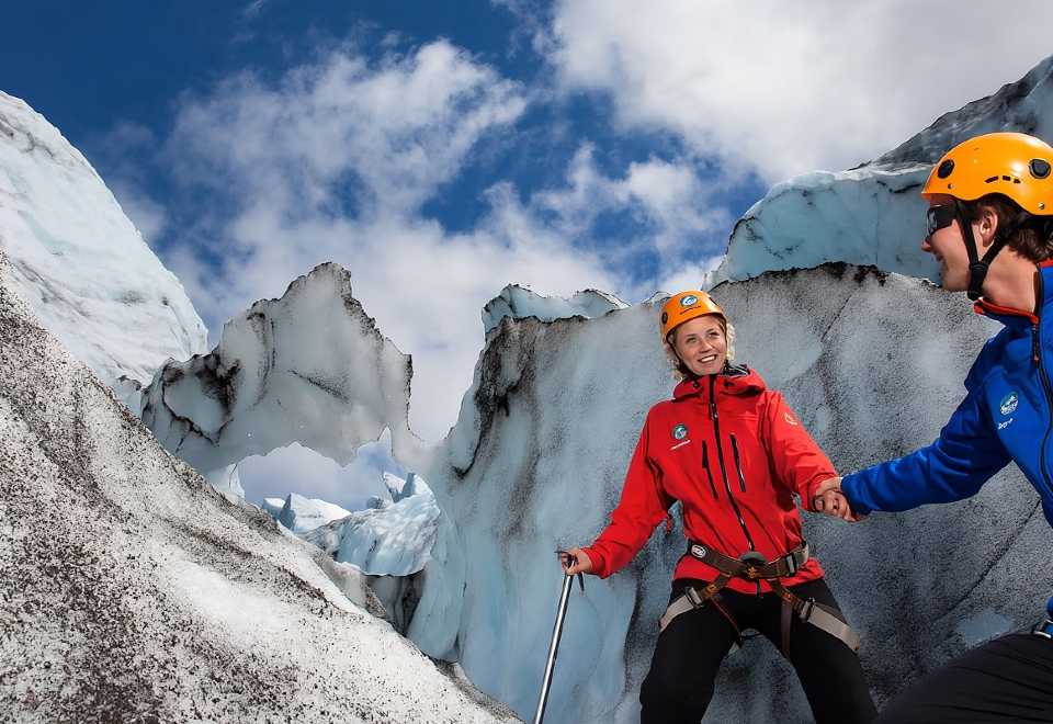 氷河を滑る アイスランド・ヴァトナヨークトル氷河のスカフタフェット氷河