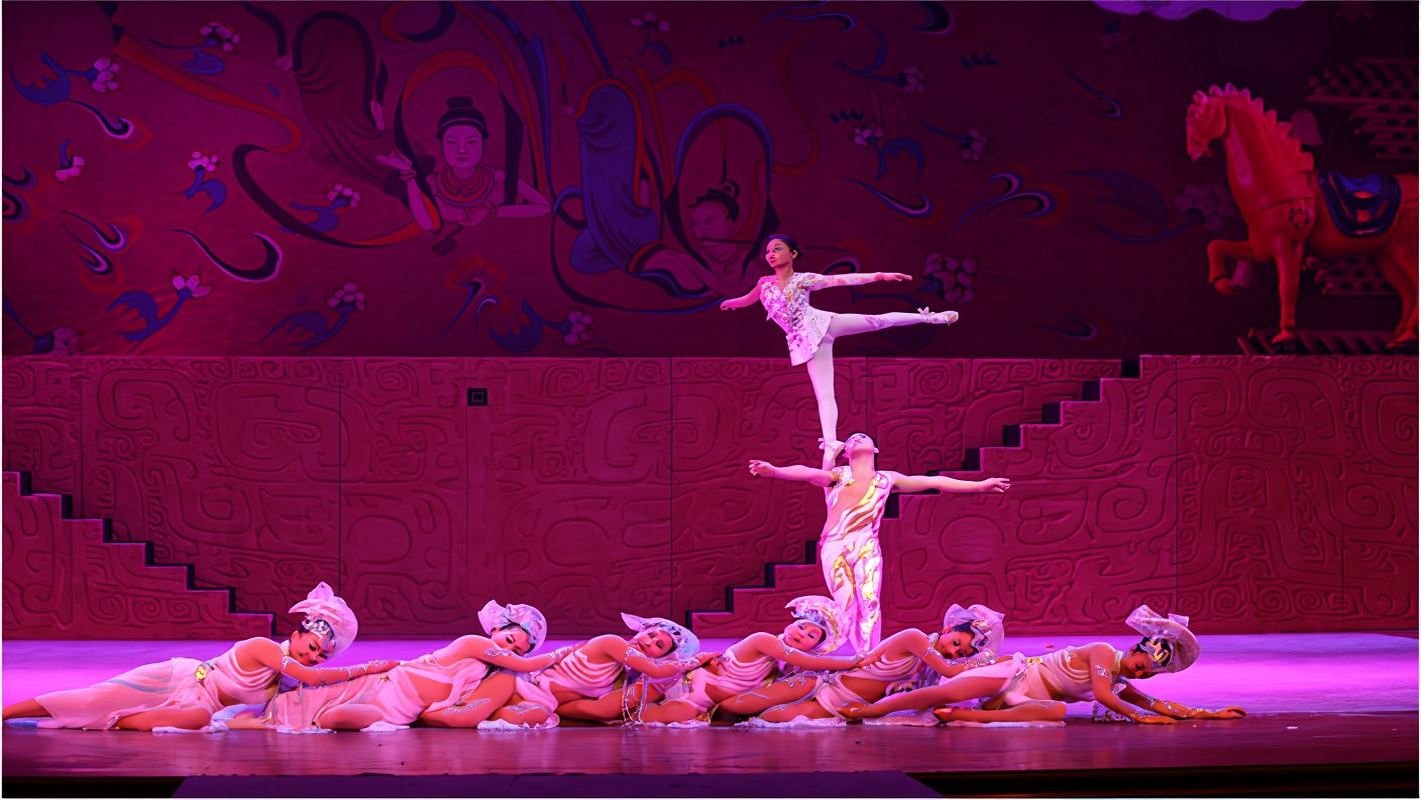 Red Theater + Quanjude (Hepingmen Branch) Night Tour [Private English-Speaking Driver]