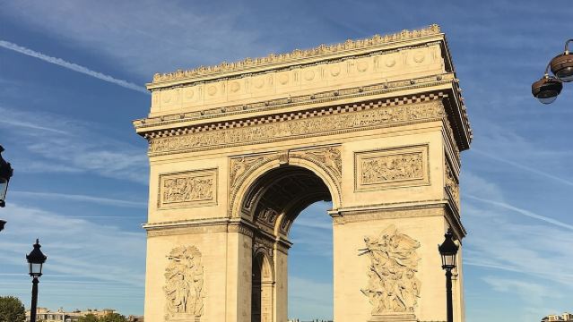 บัตรเข้าชมดาดฟ้าประตูชัยอาร์กเดอทริออมฟ์ พร้อมไกด์ส่วนตัว (เลือกได้)