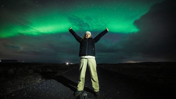 From Reykjavik: Northern Lights Tour with Hot Cocoa & Photos