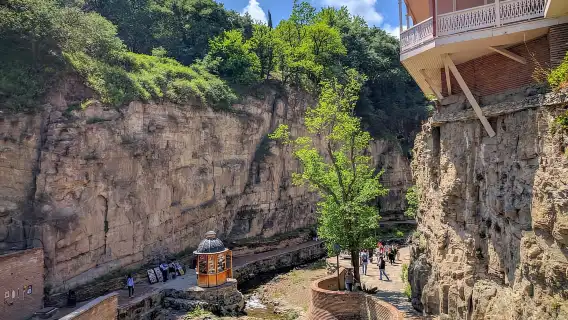 ทัวร์เดินชมเมืองเก่าทบิลิซี พร้อมไวน์และชิม 10 รายการ