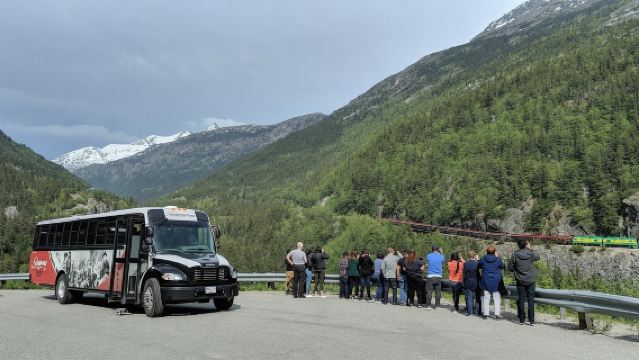 Скагуэй: экскурсия по трассе Клондайк и Юкон на автобусе с посещением питомника хаски.