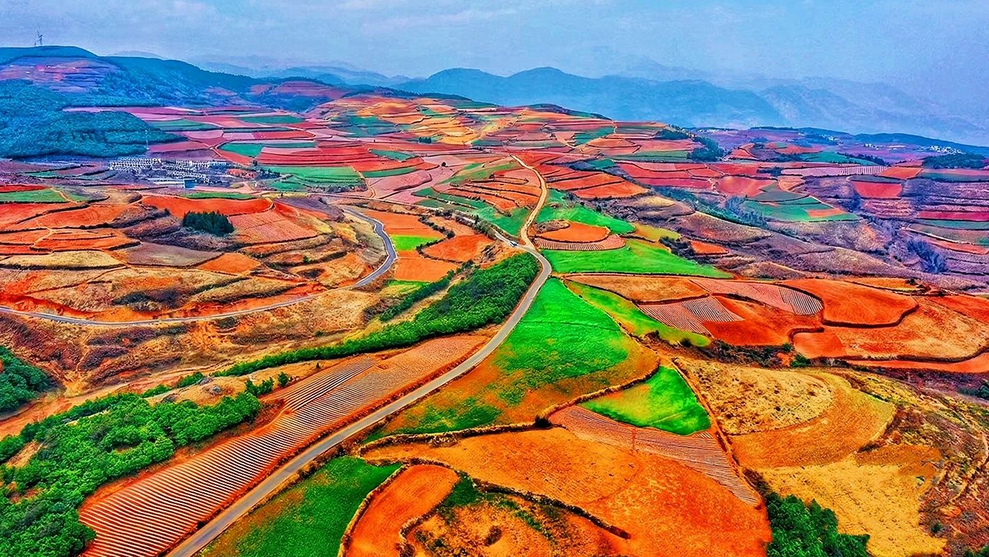 Excursión de un día a los campos rojos de Dongchuan en Kunming [grupo pequeño de hasta 8 personas + recogida dentro del segundo anillo + patatas asadas especiales incluidas]