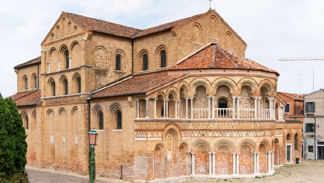 Murano & Burano: Boat Tour with Guide & Glass Factory Visit