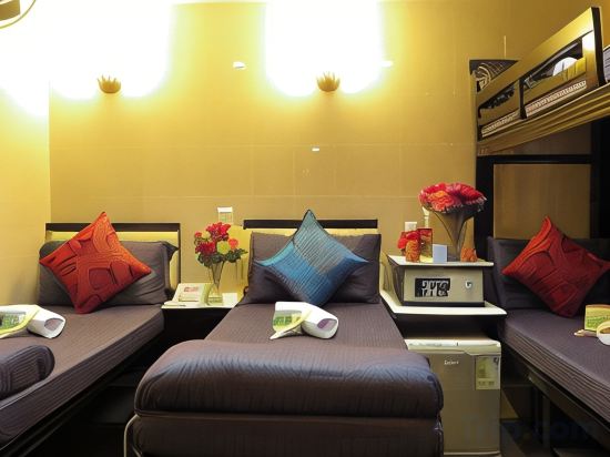 Day and Night Hotel Room Type - Bed In Single Bed In 6 Bed Mixed Dormitory (Mixed Gender)