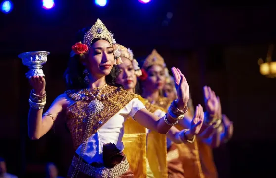 柬埔寨暹粒洞里薩湖自助餐廳(Tonle Sap Restaurant 仙女舞表演)