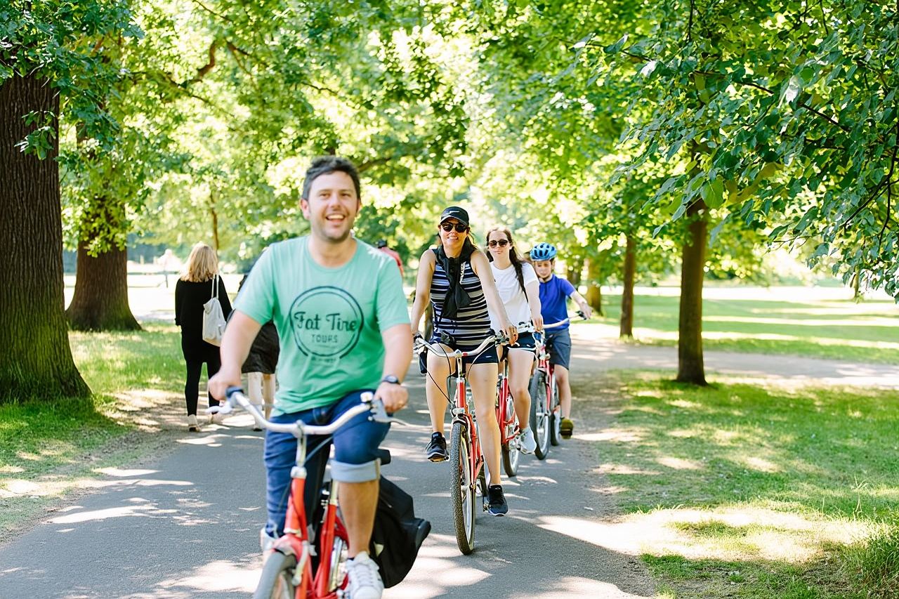 Highlights of Royal London Bike Tour including Hyde Park